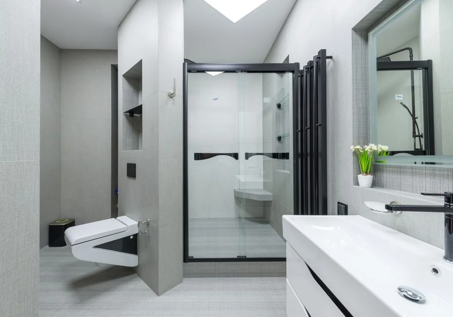 Façade vitrée en hauteur avec plateforme suspendue pour le nettoyage des fenêtres.